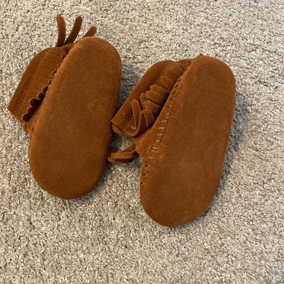 Minnetonka Infant’s Fringe Leather Bootie Moccasins, Brown, Size 3 - Picture 4 of 5